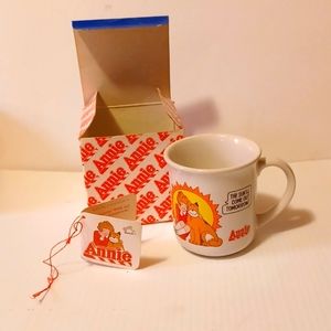 NIB 1982 ANNIE " THE SUN'LL COME OUT TOMORROW " APPLAUSE MUG